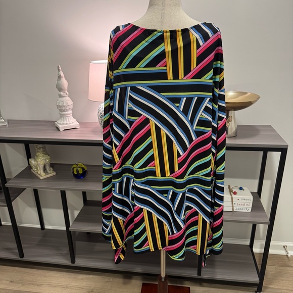 Erica Brooke Collection – Multicolor Geometric Tunic Top (Plus 3X / 26W–28W) - Picture 5 of 8